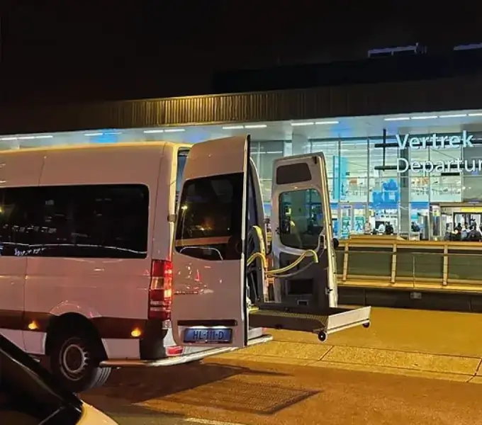 Rolstoelbus bij Schiphol voor reizigers uit Nederland